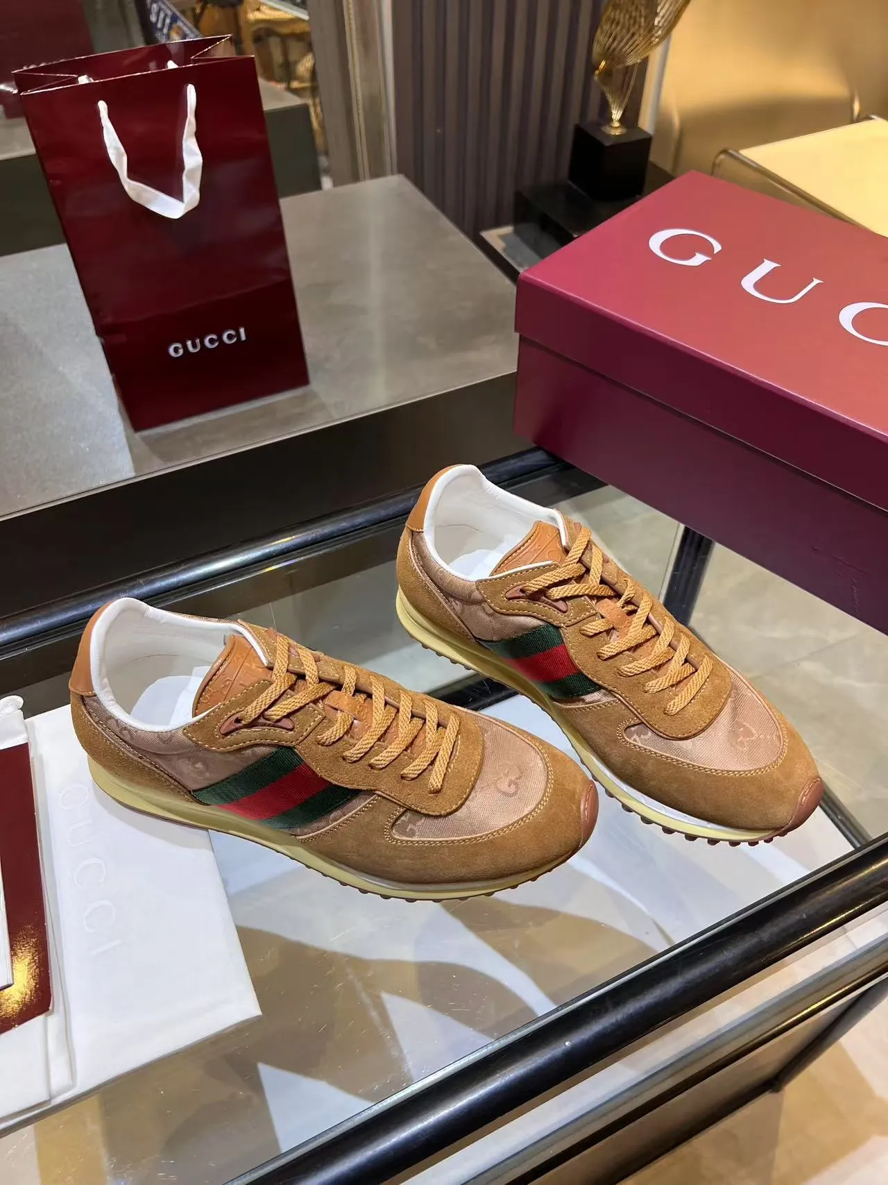[G Home] P: 660💰 Men's Size: 40-44 (45 customized) Gucci Gucci Top version Latest catwalk style Re-Motion series Thick-soled casual sneakers Original purchase development and production This sneaker has a detachable and adjustable ankle strap, adding a dynamic item to the 2025 spring and summer series. The light and flexible outsole has been specially treated and is filled with a strong retro style. Exquisitely packaged at the delivery counter🛍📦 ▪️Fabric: Original customized imported first-layer cowhide ▪️Inner lining: Original customized breathable mesh ▪️Sole: Original molded TPU material ▪️Sole thickness: 3.5CM